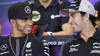 Lewis Hamilton a Sergio Pérez v Mexiku