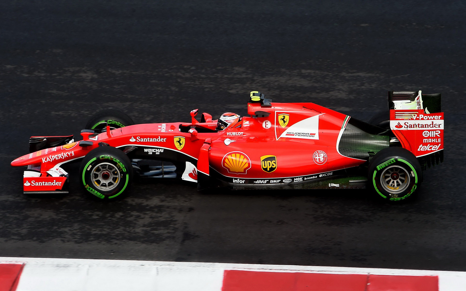 Ferrari ve výkonu motoru Mercedes dostihlo