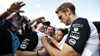 Jenson Buttton při autogramiádě v Mexiku