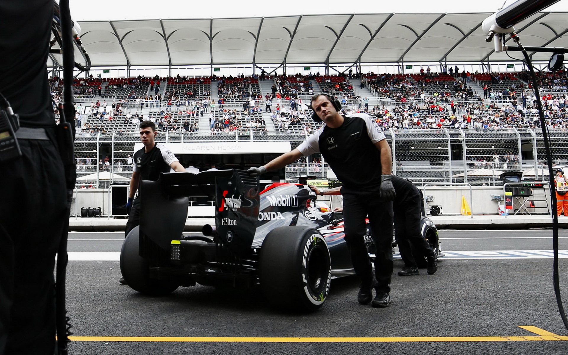 Fernando Alonso couvá do boxů v Mexiku
