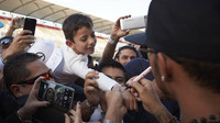 Lewis Hamilton při autogramiádě v Mexiku