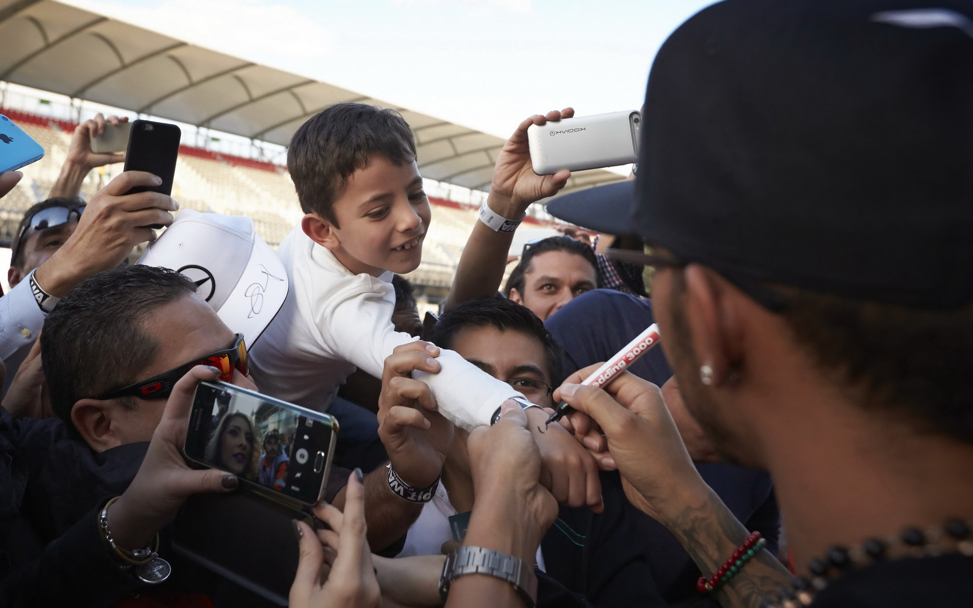 Lewis Hamilton při autogramiádě v Mexiku