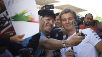 Fanoušci v Mexiku Rosberga obdivují, kolik asi rozdal selfie a podpisů?