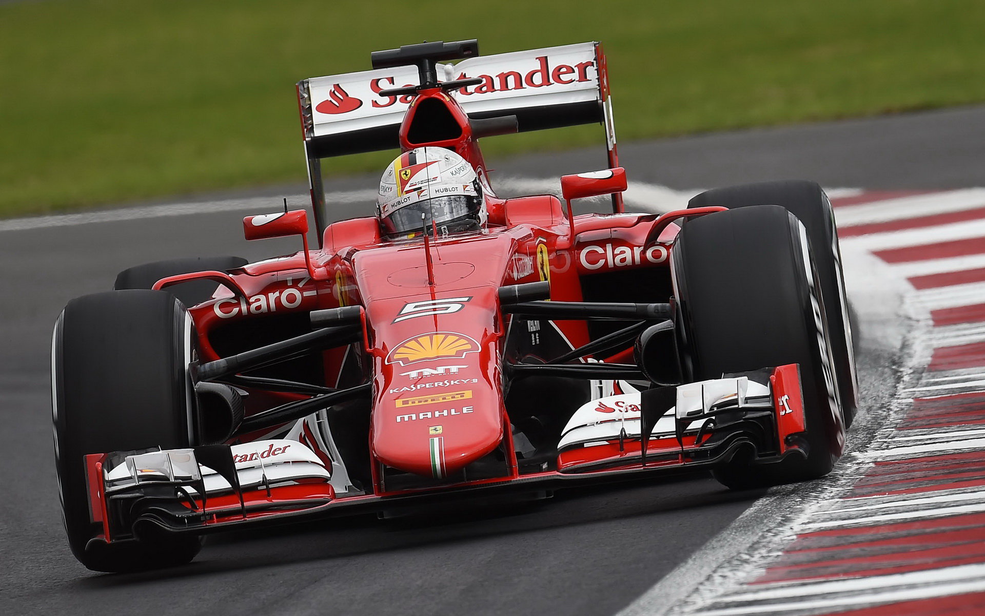 Vettel po úvodní kolizi s Ricciardem přidával chybu za chybou