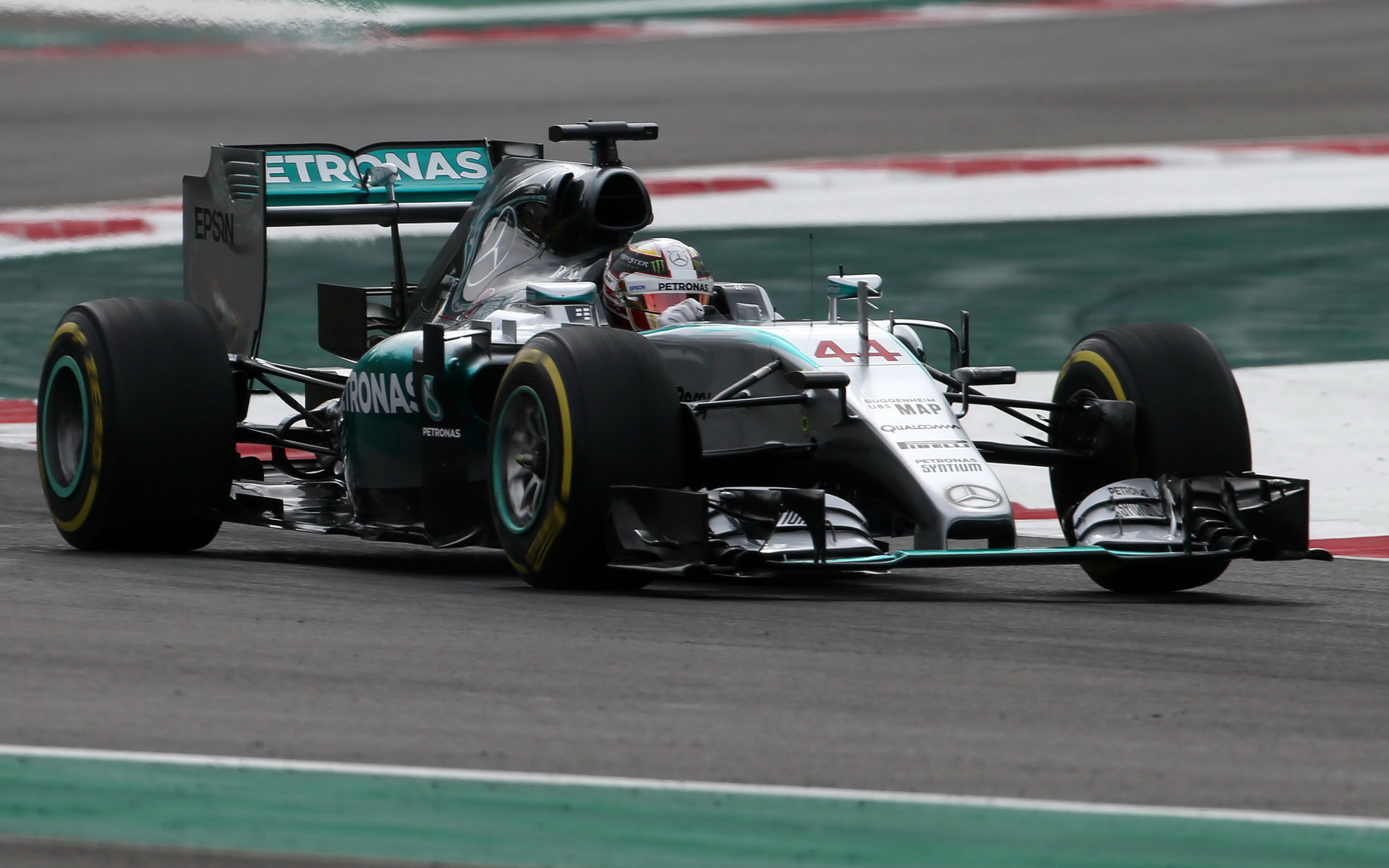 Lewis Hamilton měl po startu potíže, ale trest se mu nakonec vyhnul