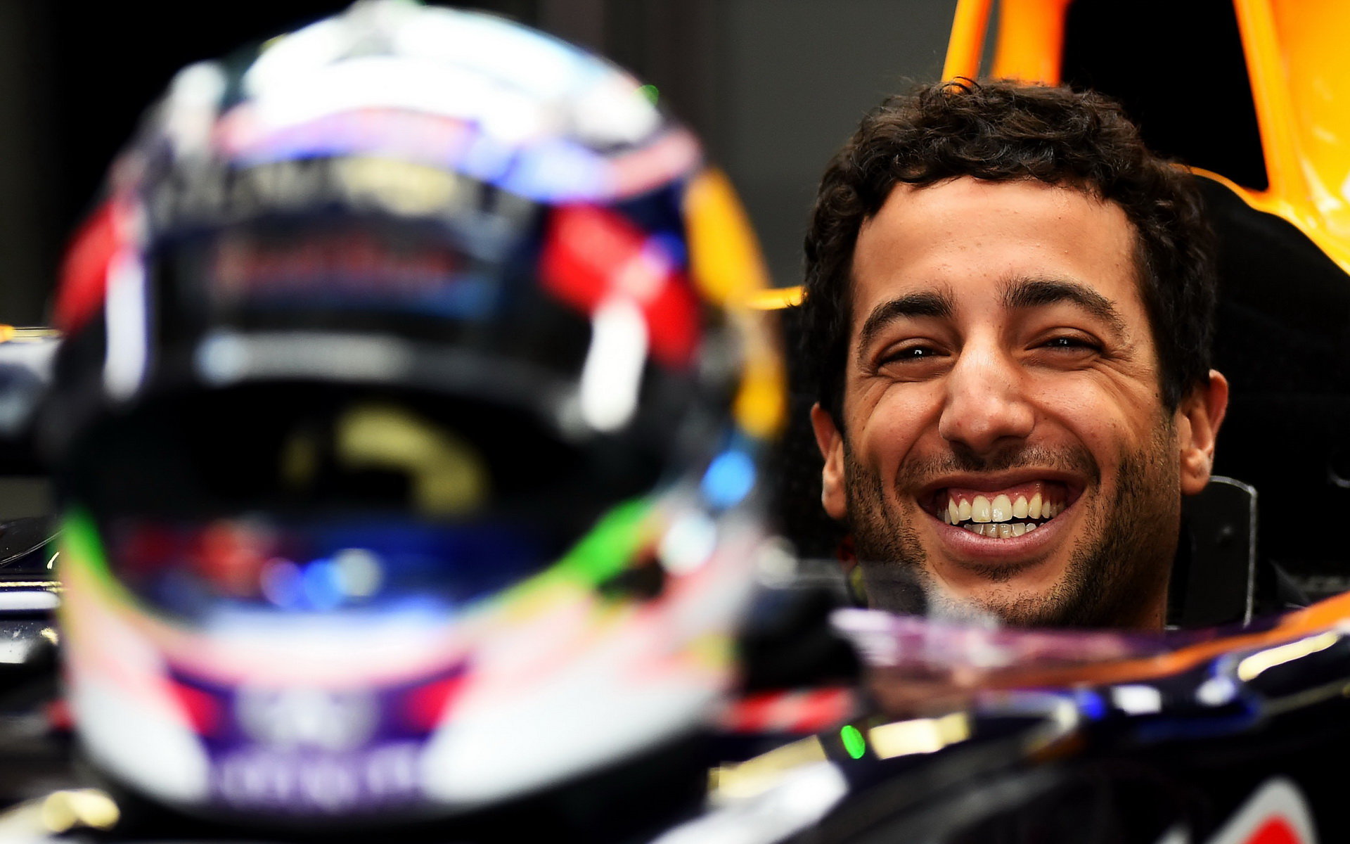 Zatím se Ricciardo usmívá, ale už začíná řešit i případné komplikace
