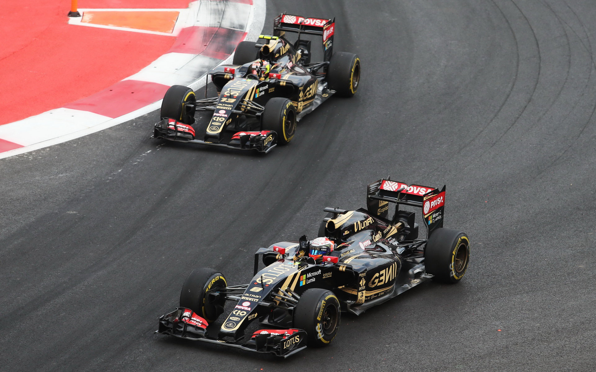 Romain Grosjean téměř celý závod bojoval o mistrovský bod s Pastorem Maldonadem