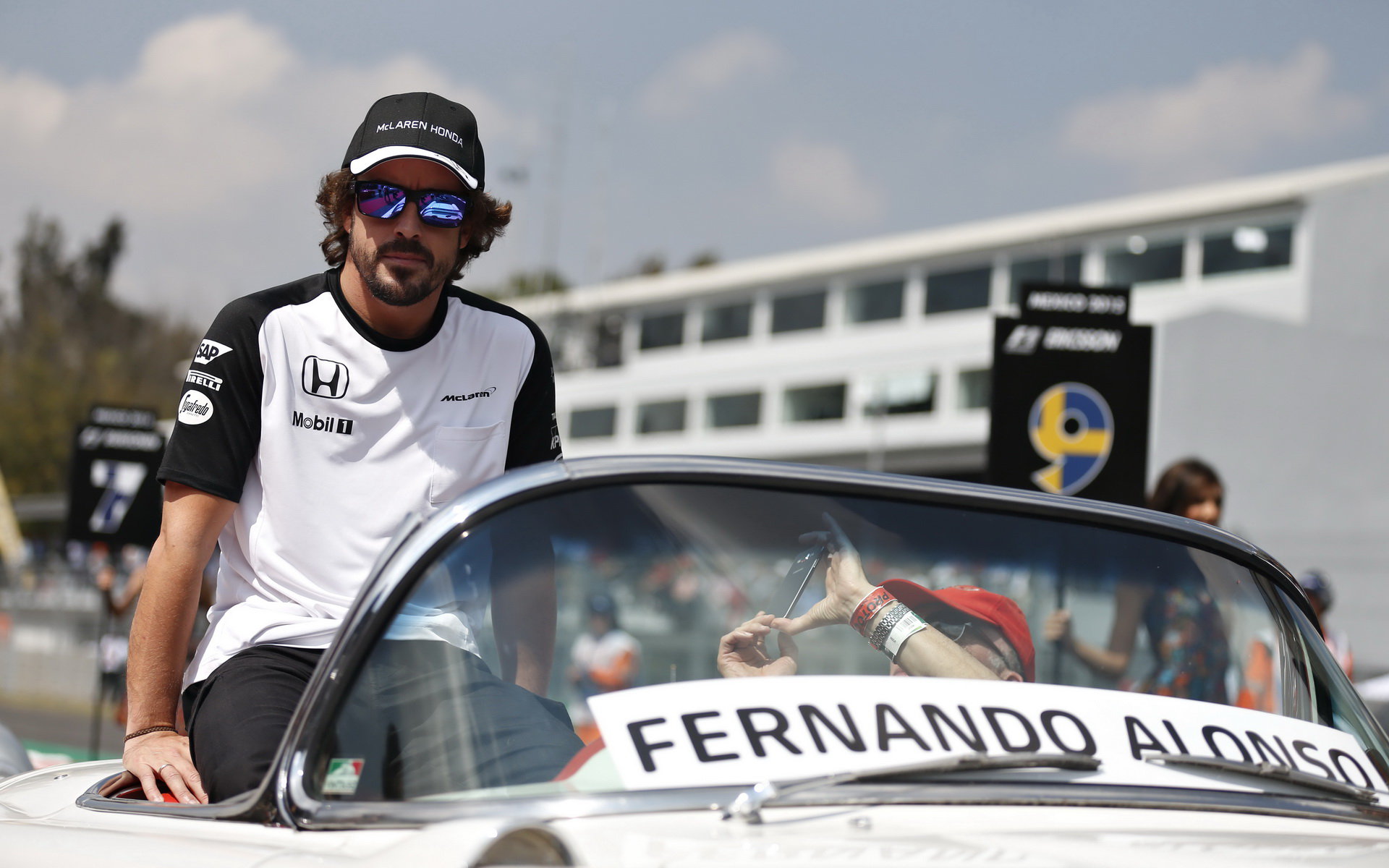 Fernando Alonso při prezentaci před závodem v Mexiku
