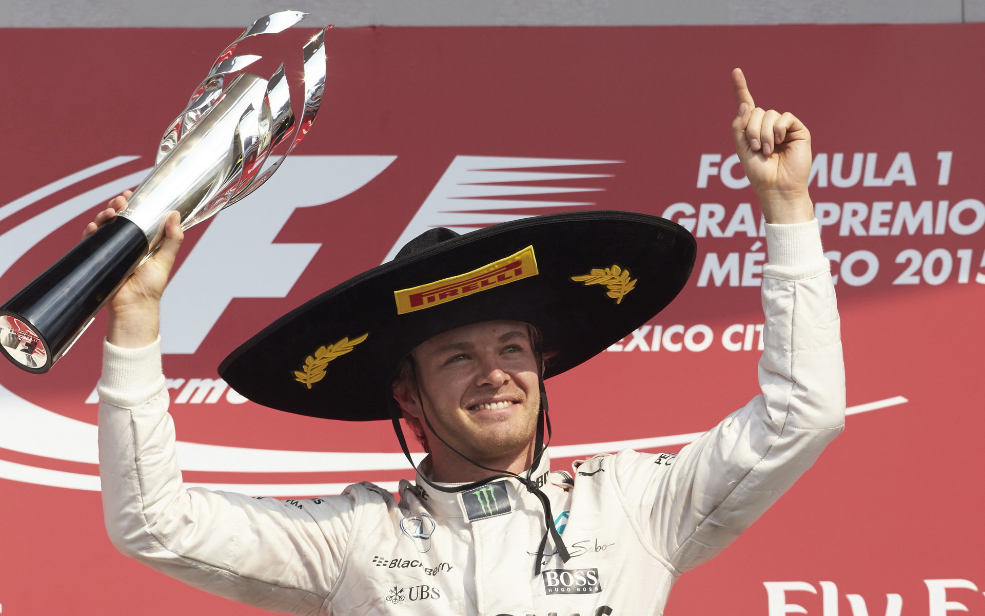 Nico Rosberg se svou trofejí po vítězství v Mexiku