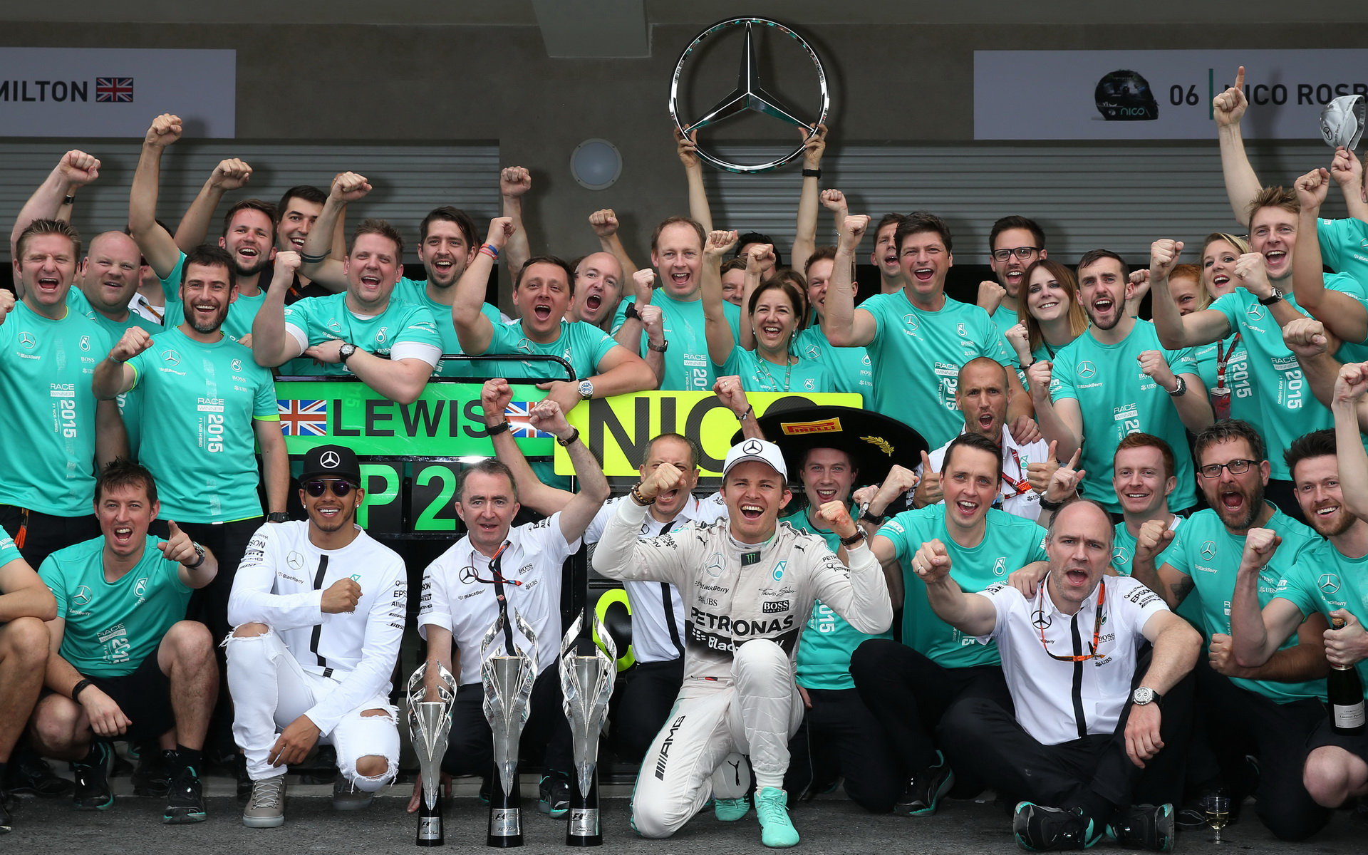 Oslavi týmu Mercedes z vítězství v Mexiku