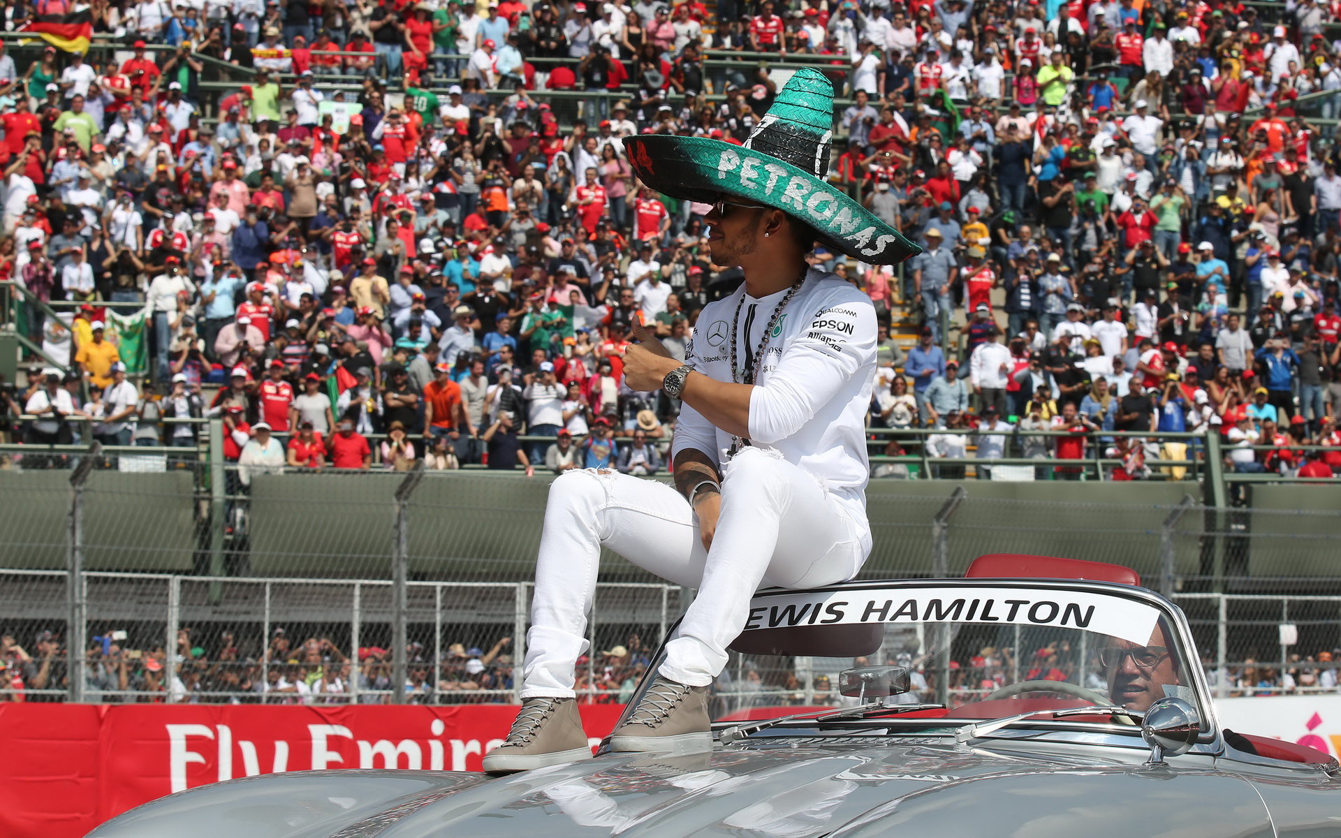 Lewis Hamilton při prezentaci před závodem v Mexiku