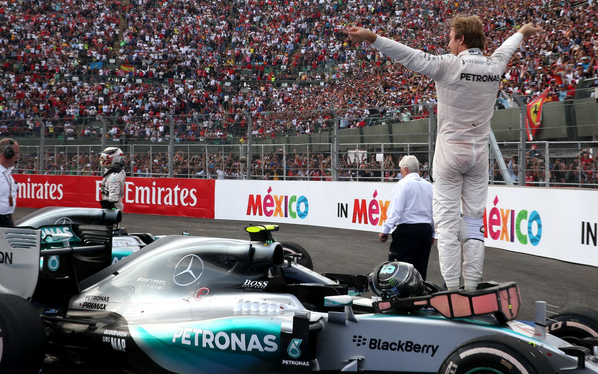 Nico Rosberg se raduje z vítězství v Mexiku