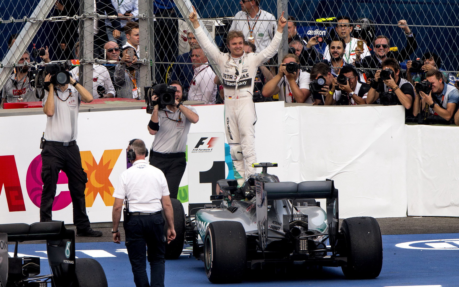 Nico Rosberg se raduje z vítězství v Mexiku