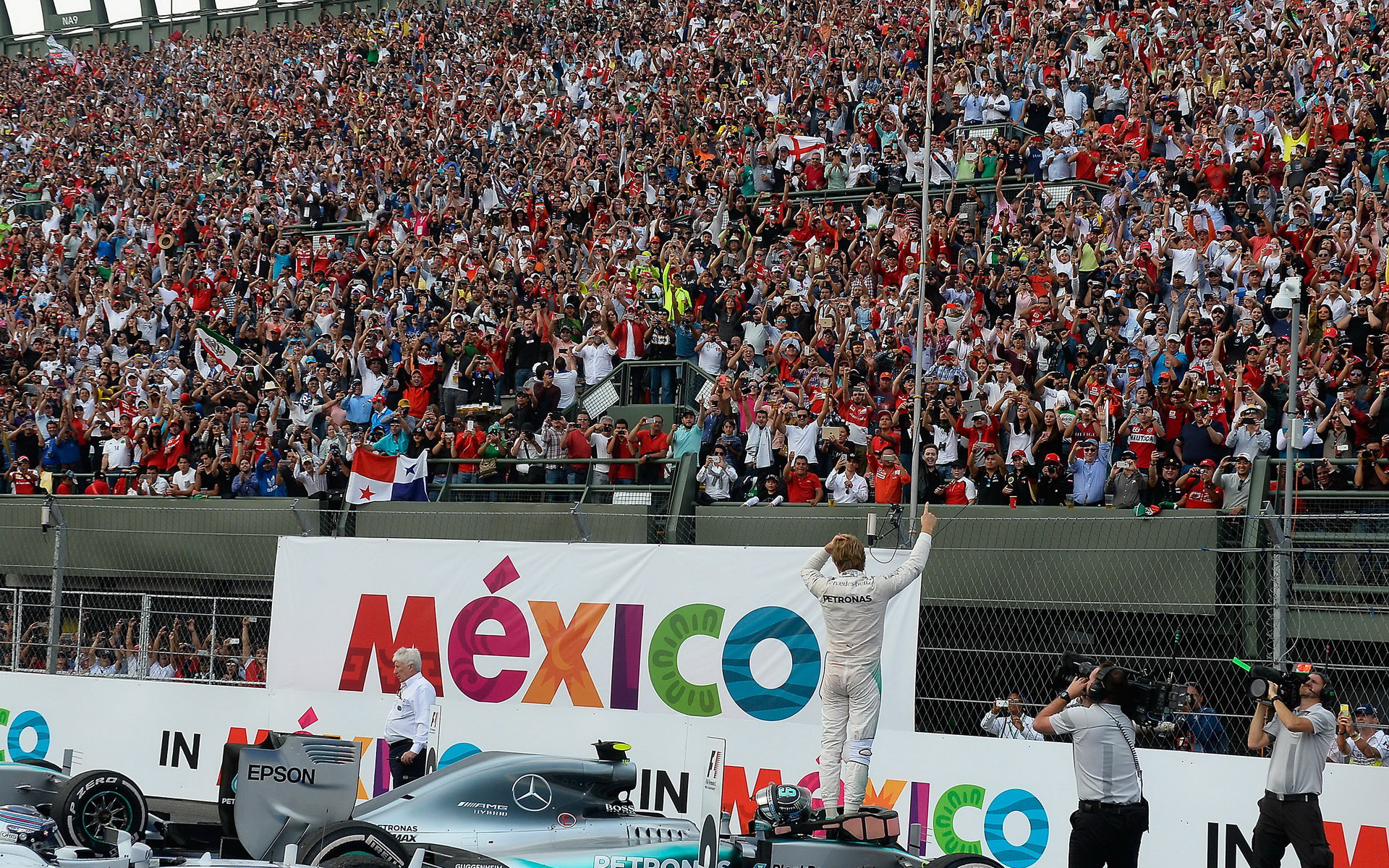 Nico Rosberg po závodě zdraví diváky v Mexiku
