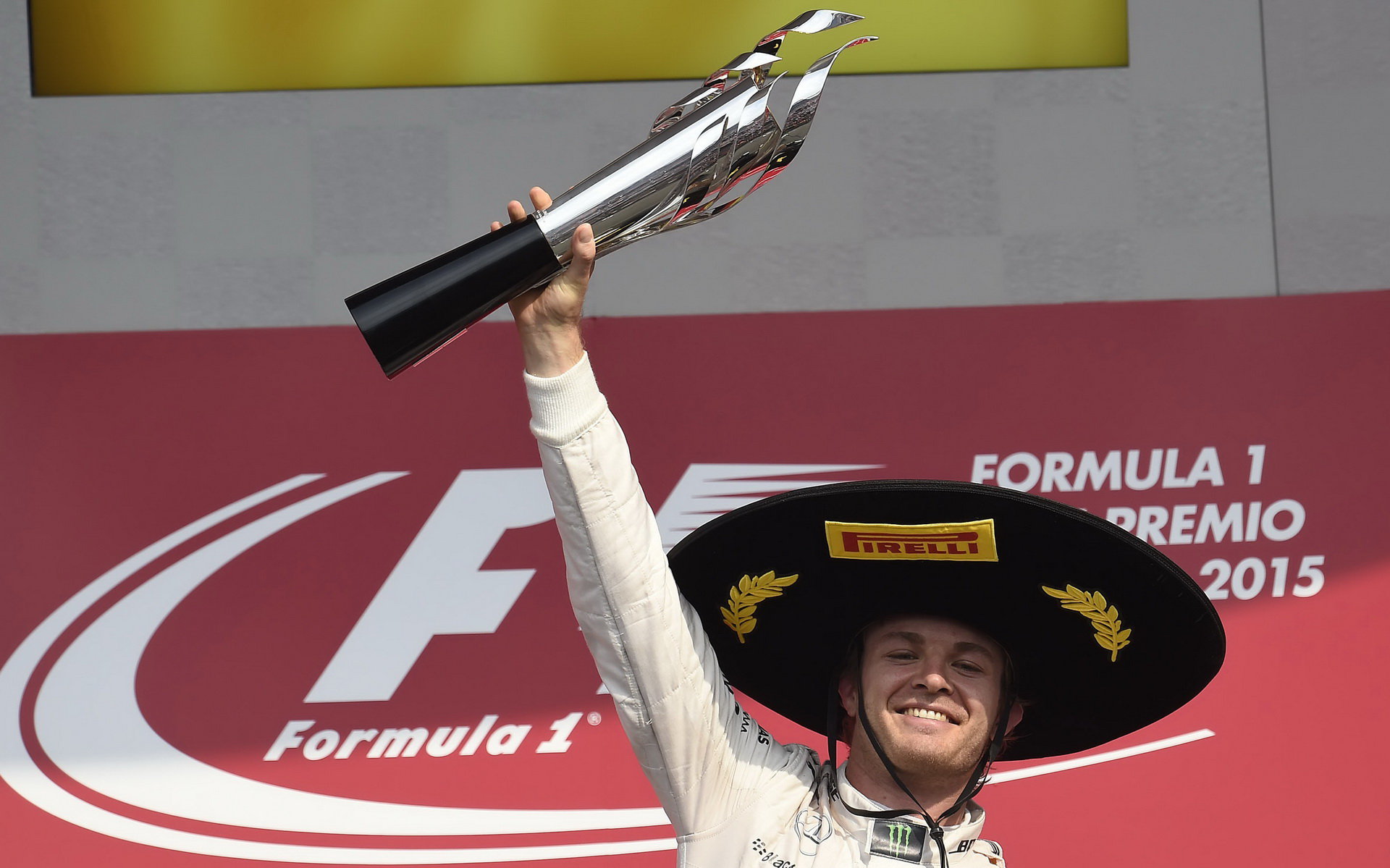 Nico Rosberg se svou trofejí za vítězství v Mexiku