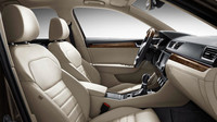 Přední sedačky čalouněné světlou kůží doplňují dřevěné lišty, Škoda Superb.
