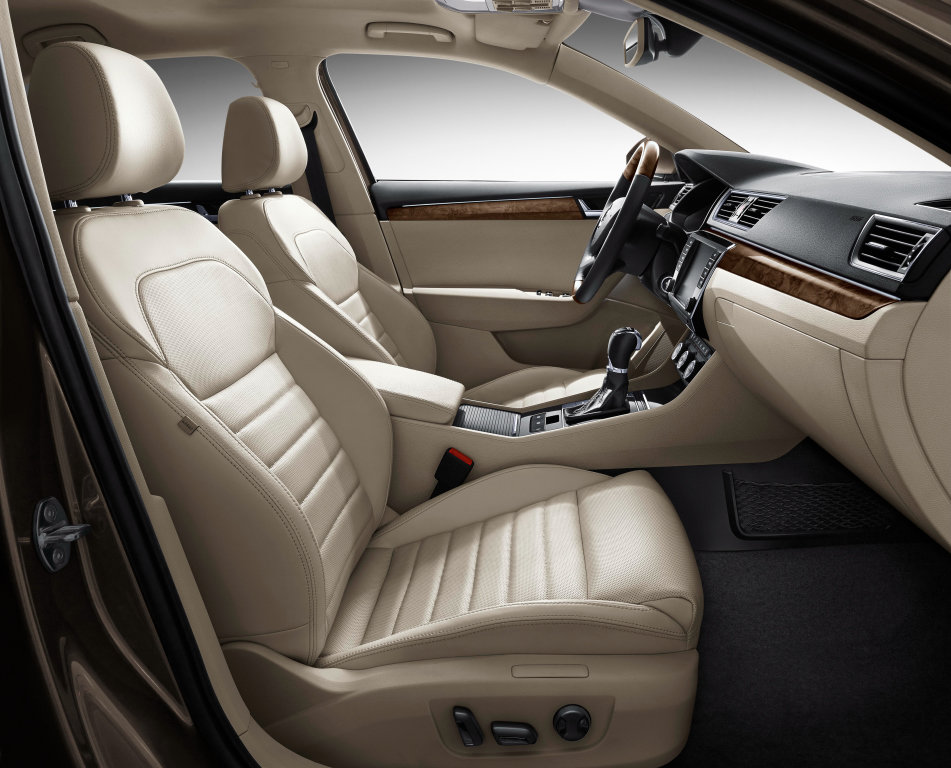 Přední sedačky čalouněné světlou kůží doplňují dřevěné lišty, Škoda Superb.