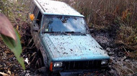 Zapadlý Jeep v bahně