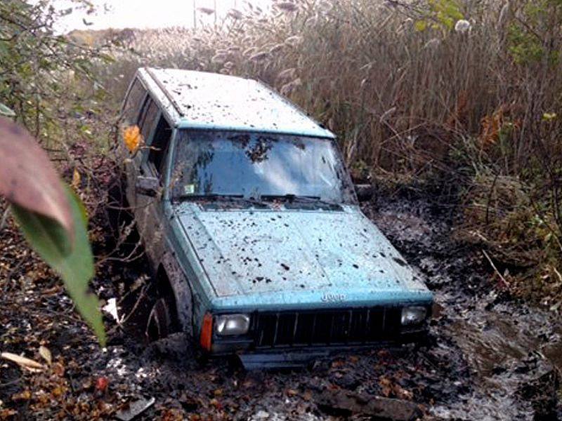 Zapadlý Jeep v bahně