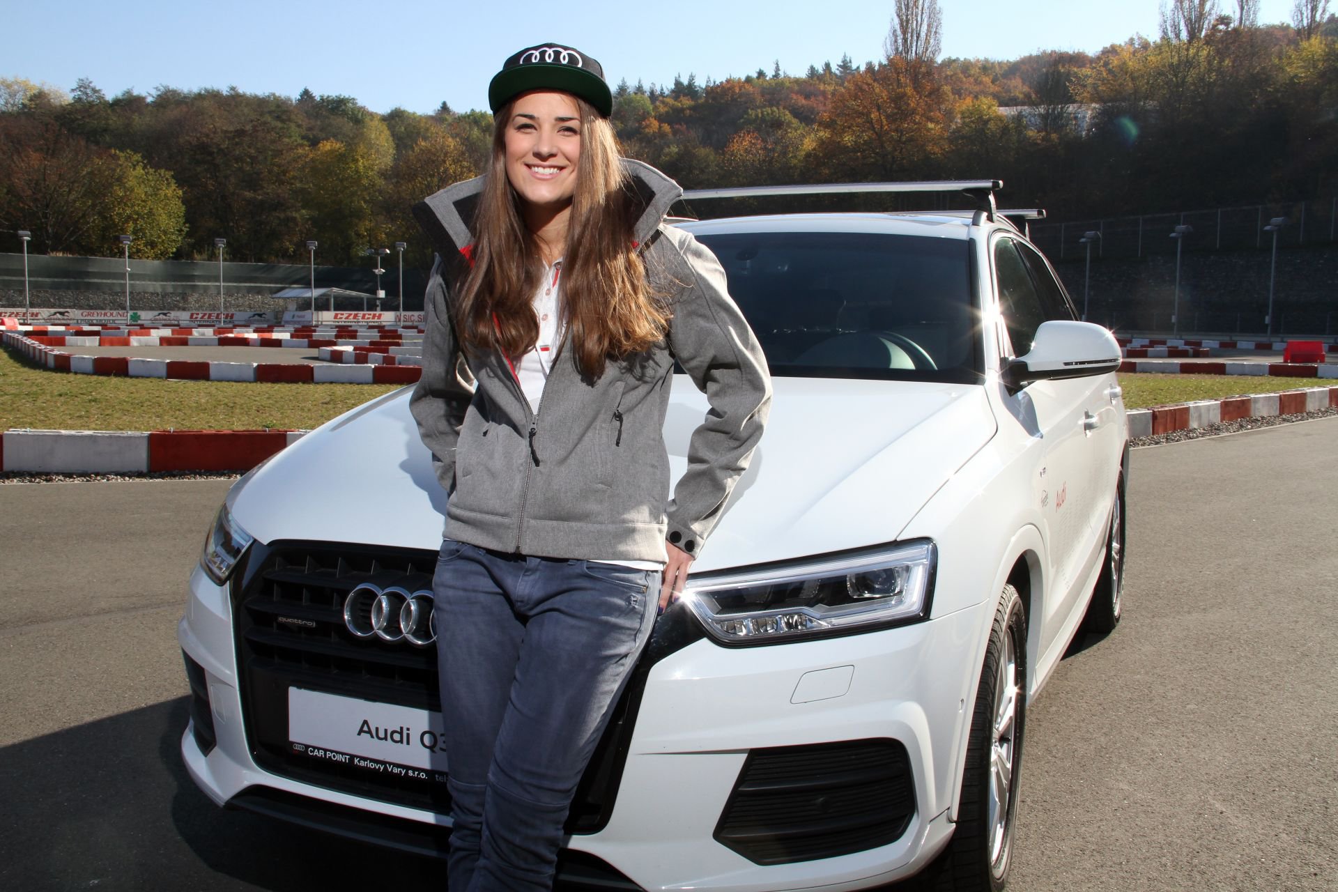 Mladá skicrossařka Andrea Zemanová a její Audi Q3.