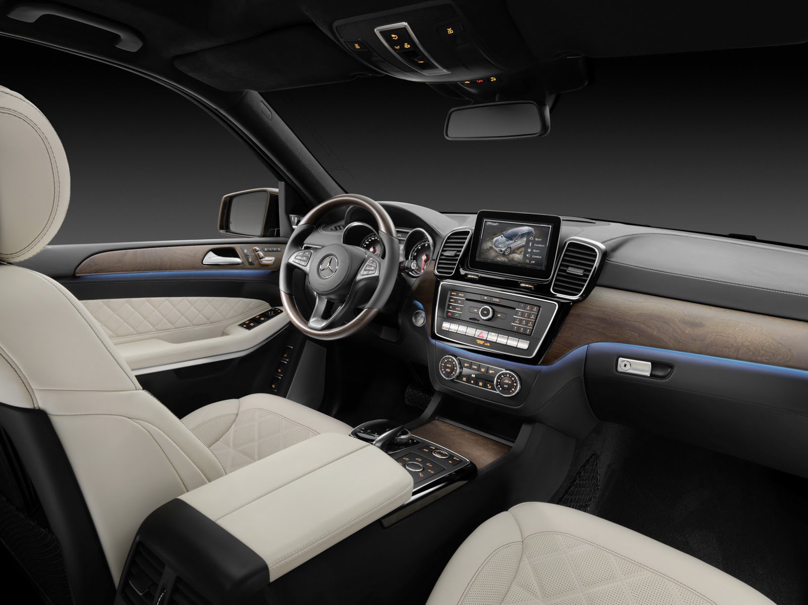 Kabina se sportovními sedadly a tříramenným volantem, Mercedes-Benz GLS 500 4Matic AMG Line.