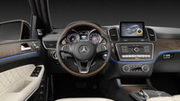 Před novým volantem je přepracovaný přístrojový panel, Mercedes-Benz GLS 500 4Matic AMG Line.