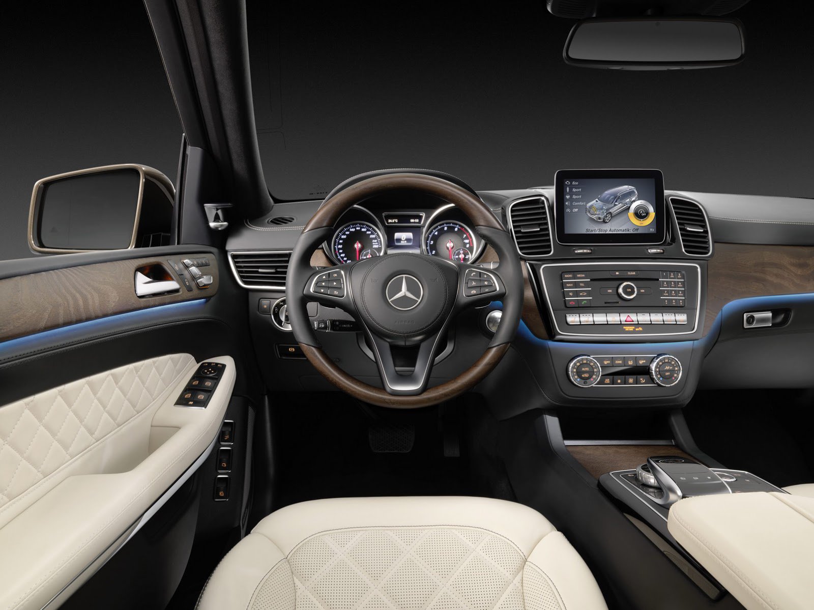 Před novým volantem je přepracovaný přístrojový panel, Mercedes-Benz GLS 500 4Matic AMG Line.