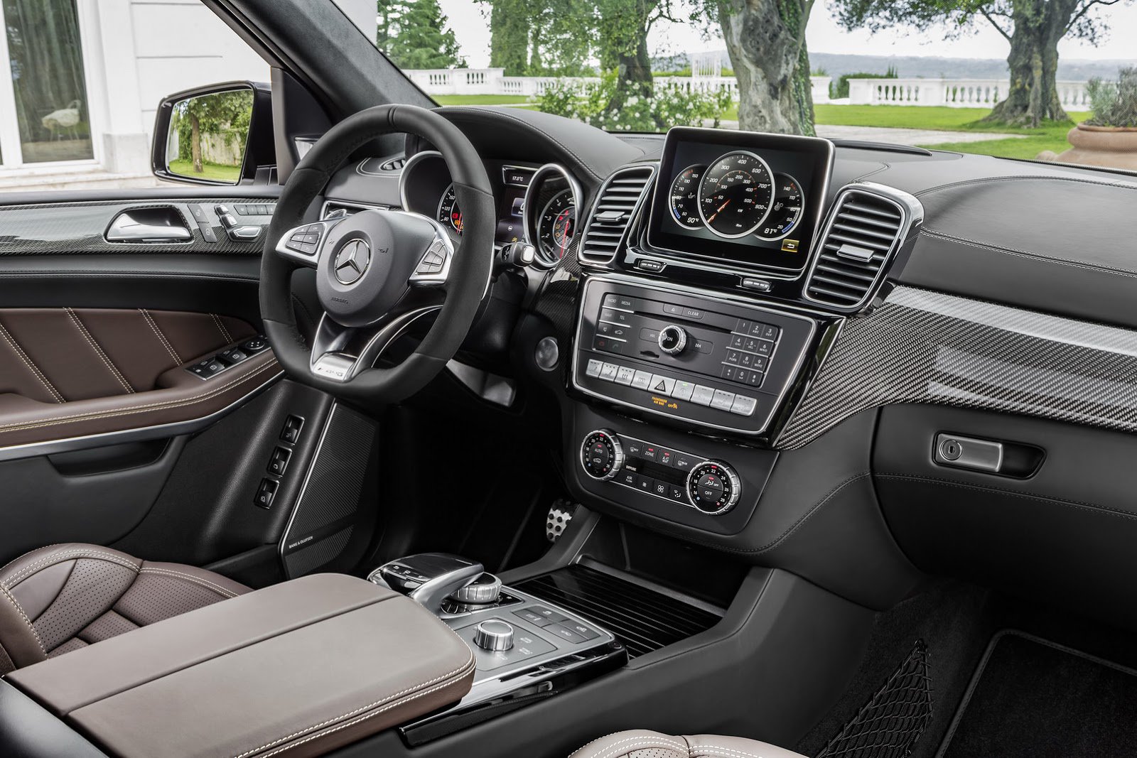 Interiér dominuje sportovní volant a sedačky, respektive karbonové dekory, Mercedes-AMG GLS 63.