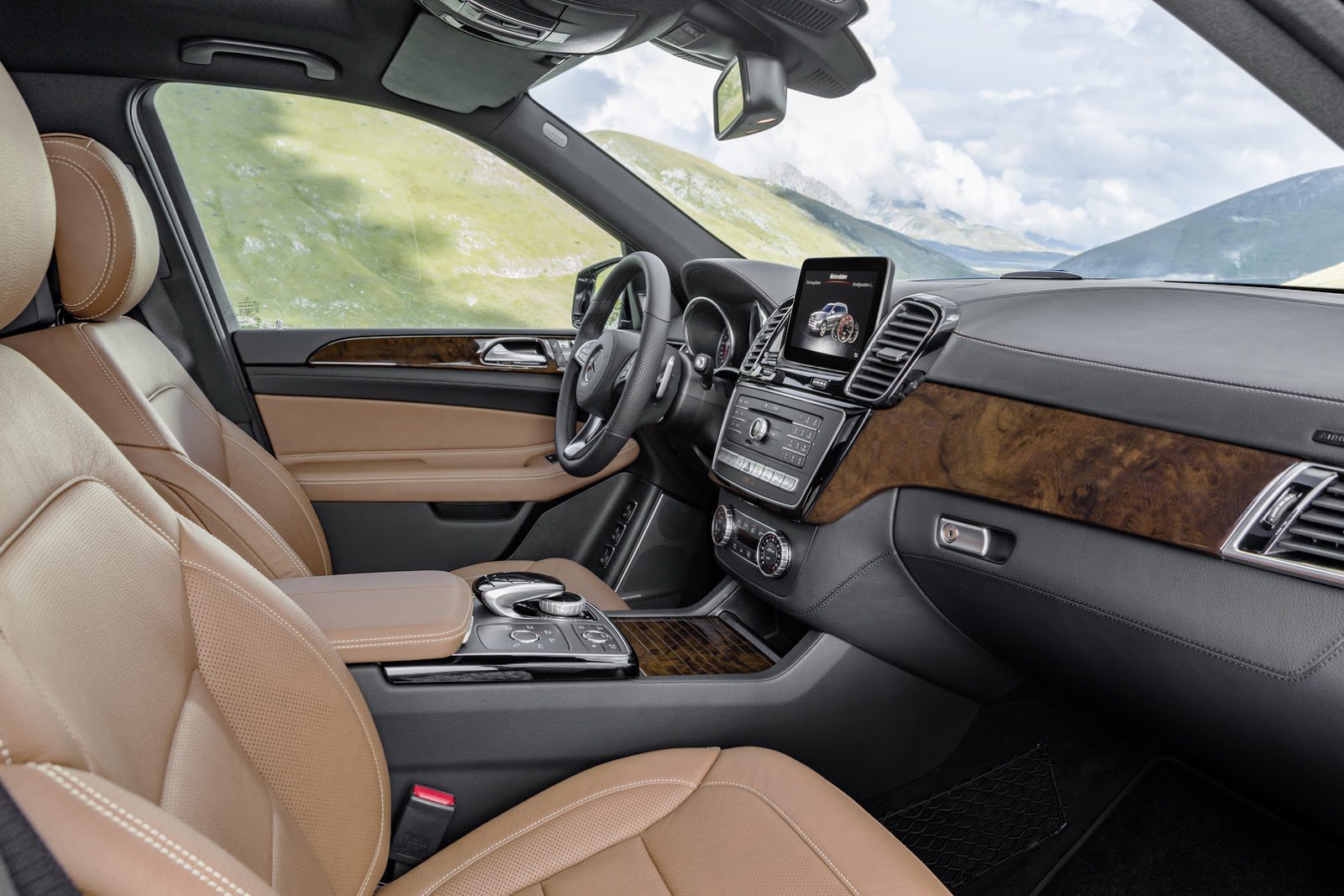 Luxus podtrhuje kůže Nappa nebo dřevěné obložení, Mercedes-Benz GLS 350 d 4Matic.