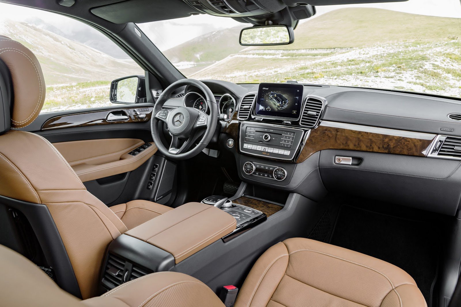 Nový volant a vylepšený infotainment, Mercedes-Benz GLS 350 d 4Matic.