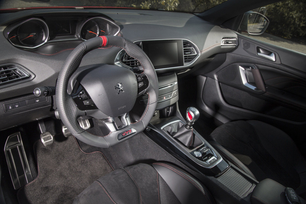 I-cockpit včetně malého sportovního volantu, Peugeot 308 GTi.