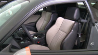 Sedadla jsou čalouněná kombinací kůže a semiše, Dodge Challenger GT AWD.