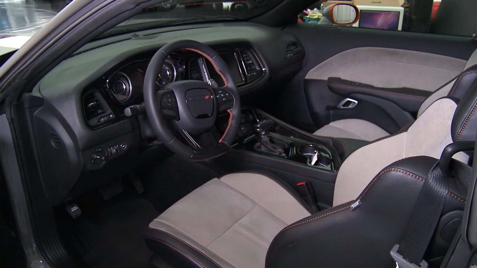 Kabině dominuje nový volant, Dodge Challenger GT AWD.