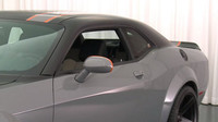 Kombinace šedé s matně černou, Dodge Challenger GT AWD.