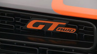Logo na kapotě prozrazuje, že máme tu čest se čtyřkolkou, Dodge Challenger GT AWD.