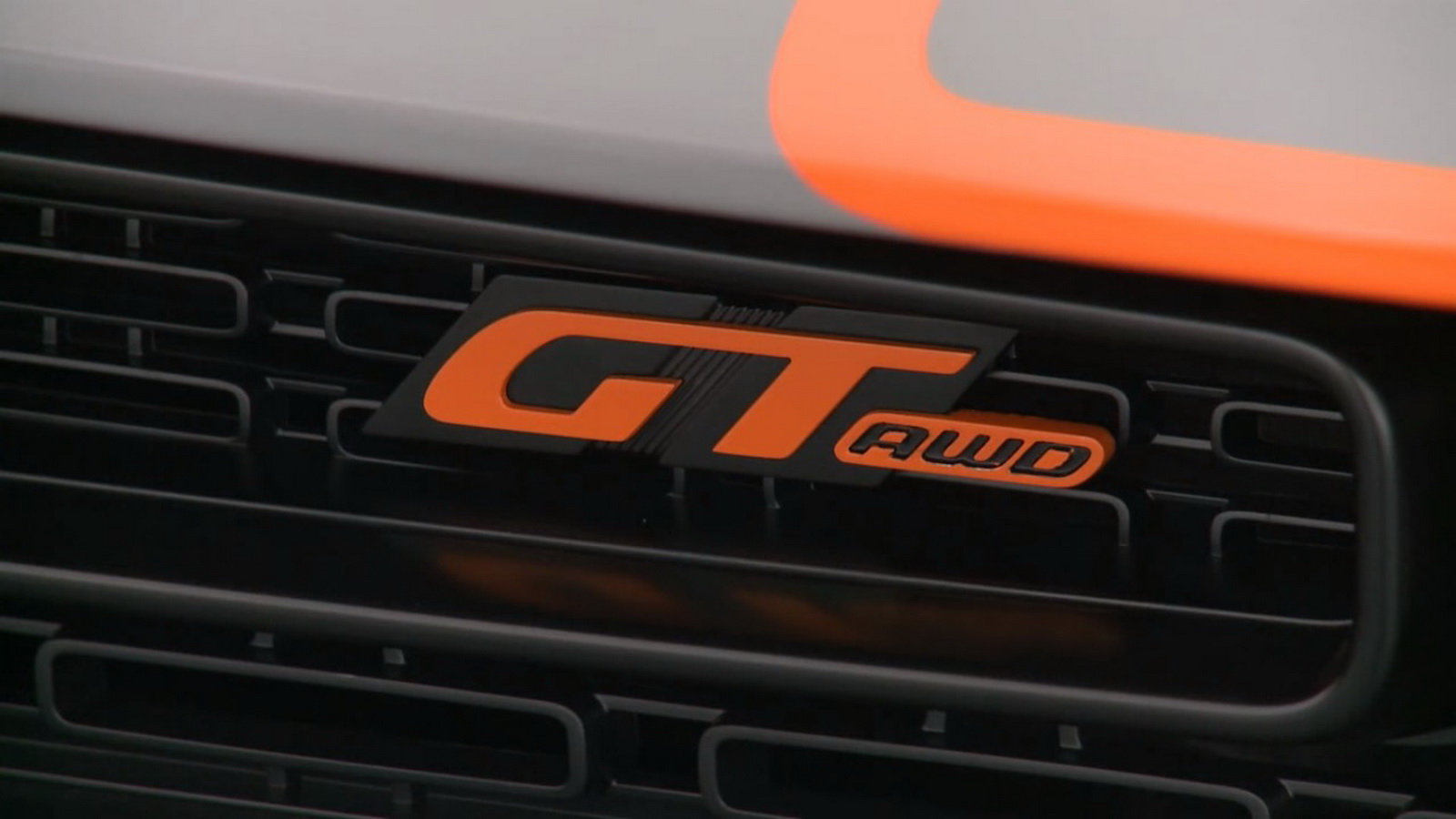 Logo na kapotě prozrazuje, že máme tu čest se čtyřkolkou, Dodge Challenger GT AWD.