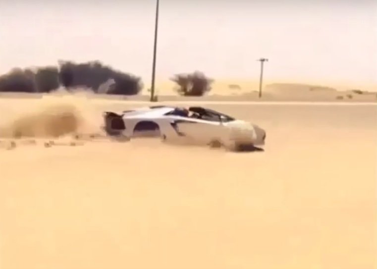 Lamborghini Aventador řádí v písku