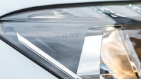 Přední světla obsahují jméno modelu, Lada Xray.
