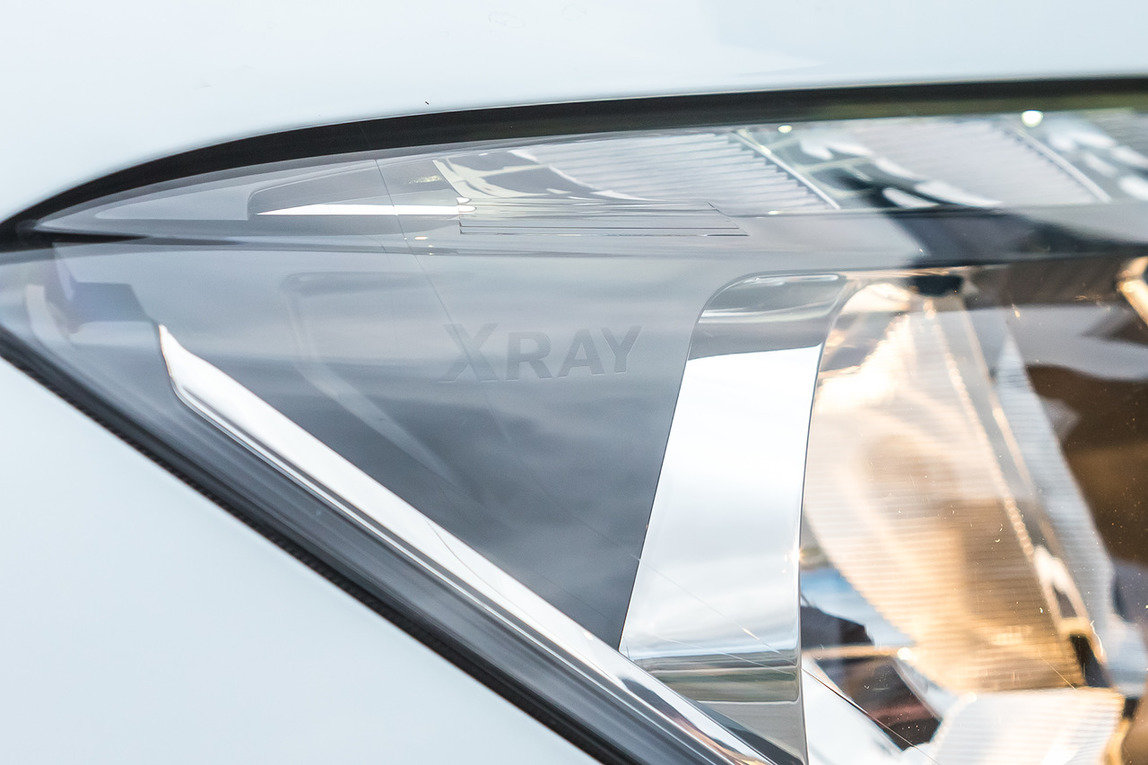 Přední světla obsahují jméno modelu, Lada Xray.