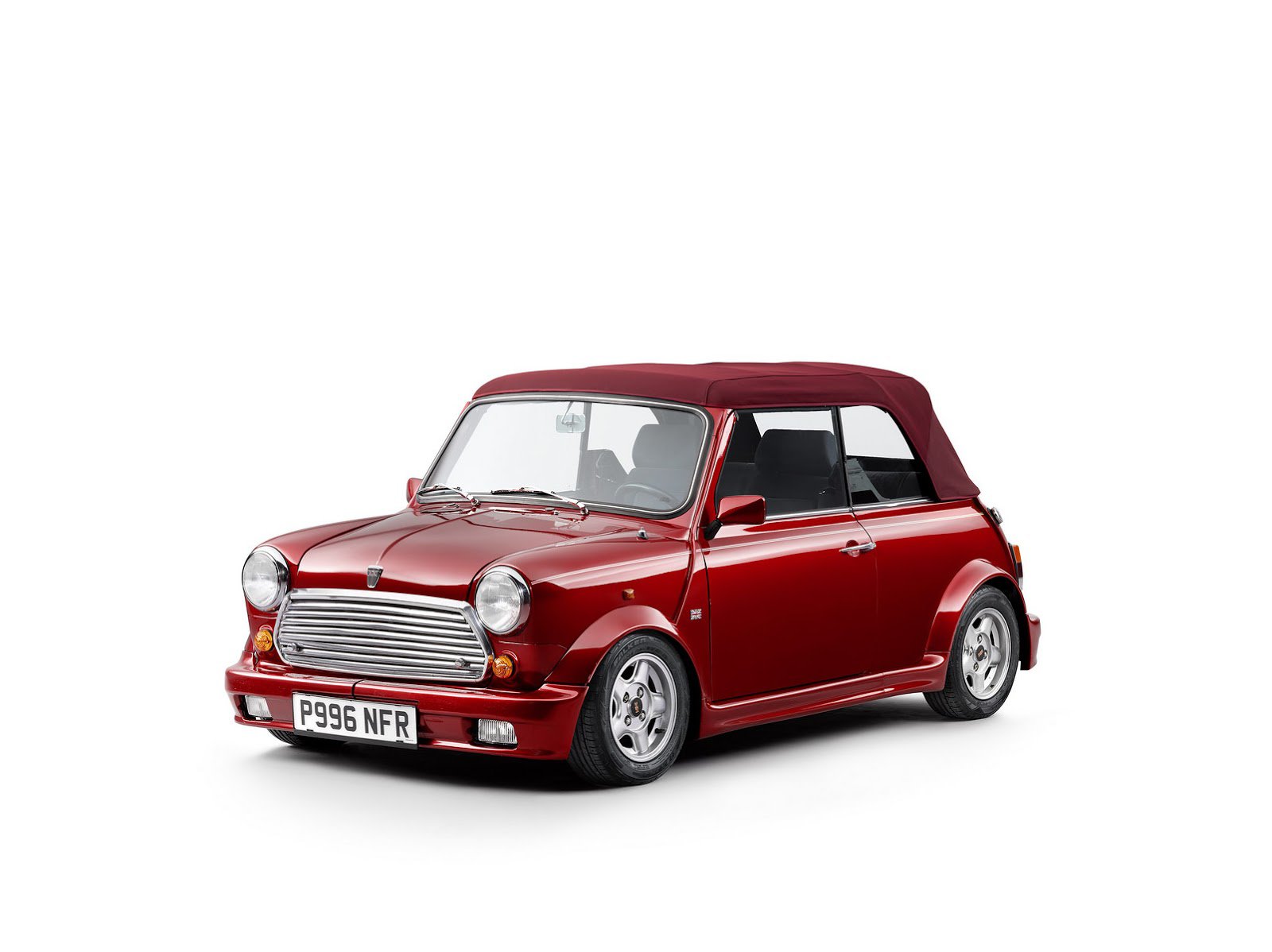 Britskému publiku byla nejprve nabídnuta zkušební série, Mini Cabrio první generace.