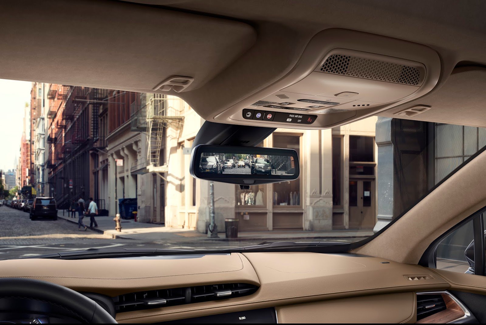 Součástí výbavy bude i Rear Camera Mirror, Cadillac XT5.