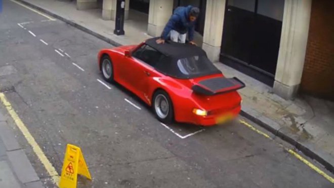 Zloděj za bílého dne rozřezal střechou staršího Porsche 911 a když nemohl nastartovat, utekl.