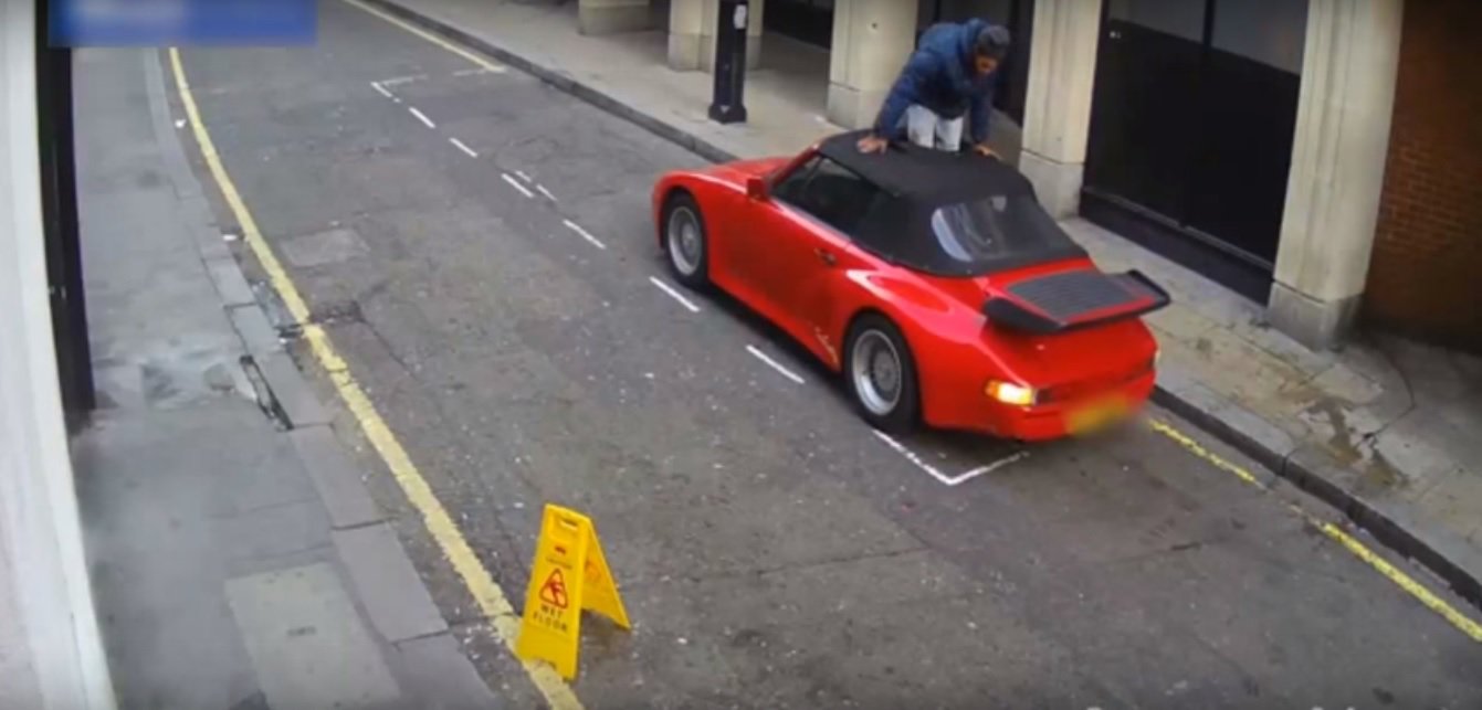 Zloděj za bílého dne rozřezal střechou staršího Porsche 911 a když nemohl nastartovat, utekl.