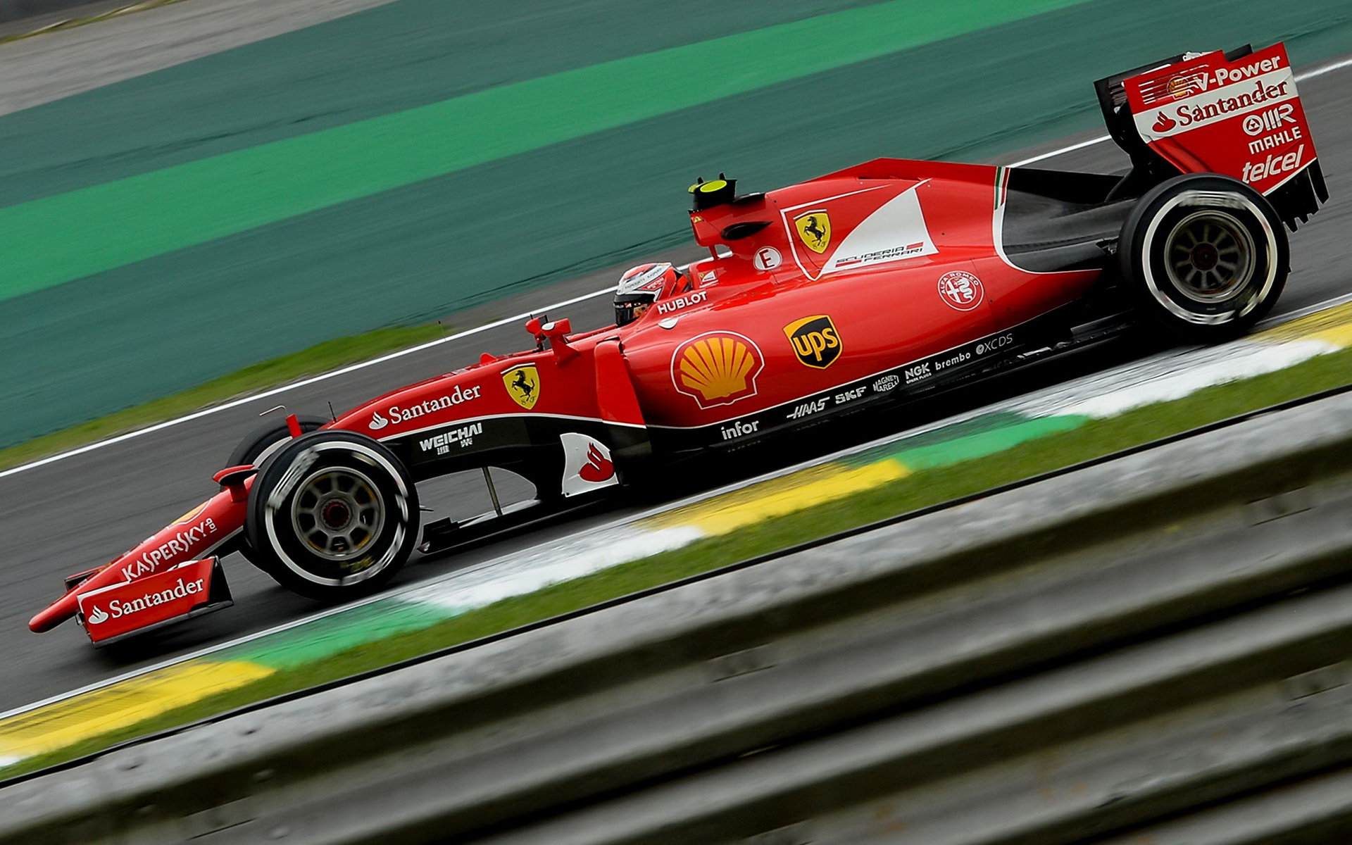 Logo Alfy Romeo nesl letošní vůz Ferrari ve spodní části bočnic před zadními koly