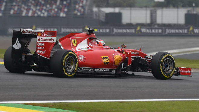 Kimi Räikkönen s Ferrari SF15-T v Brazílii