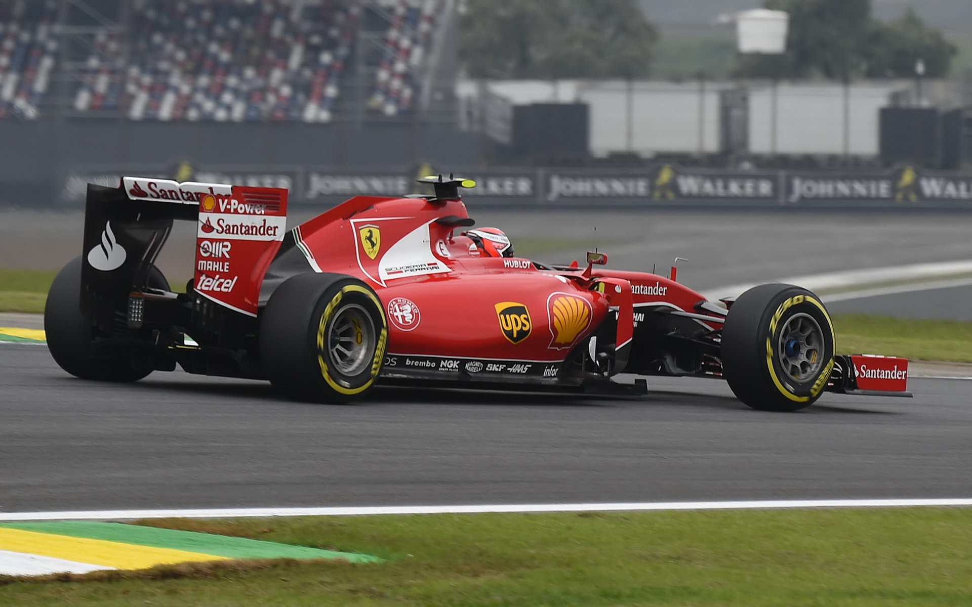 Kimi Räikkönen s Ferrari SF15-T v Brazílii