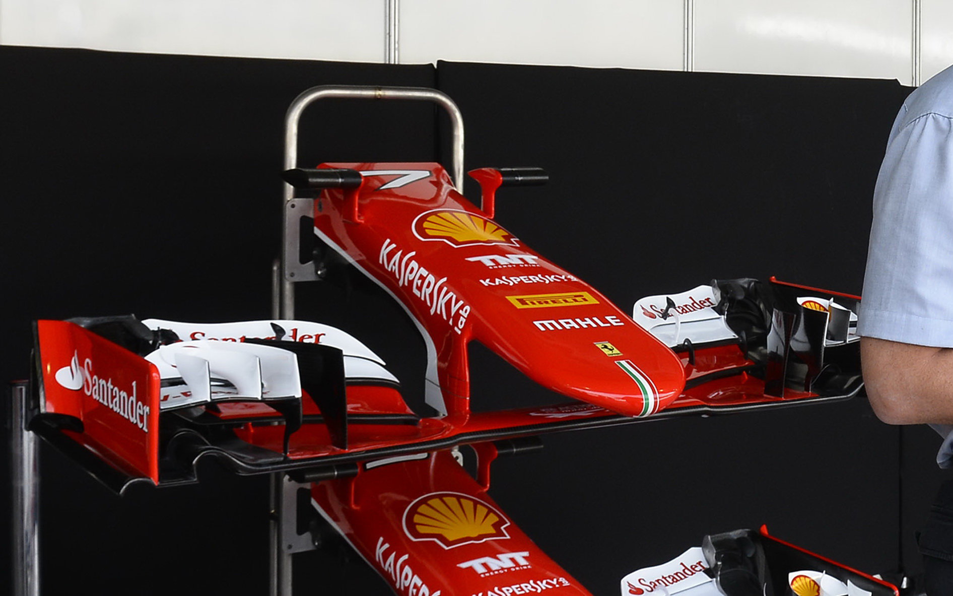 Přední křídlo vozu Ferrari SF15-T v Brazílii