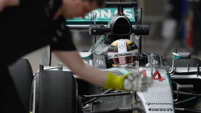 Lewis Hamilton před kvalifikací ukázal svou sílu, i když jen těsným rozdílem