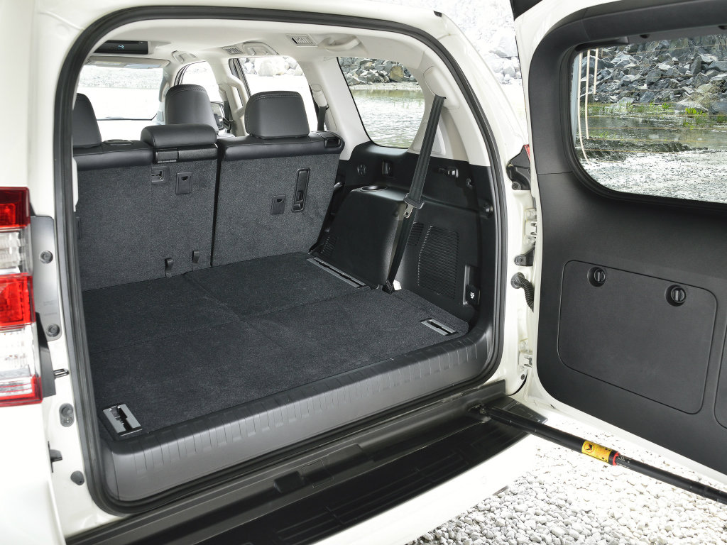 V tomto uspořádání má zavazadelník 1270 litrů až po střechu, Toyota Land Cruiser.