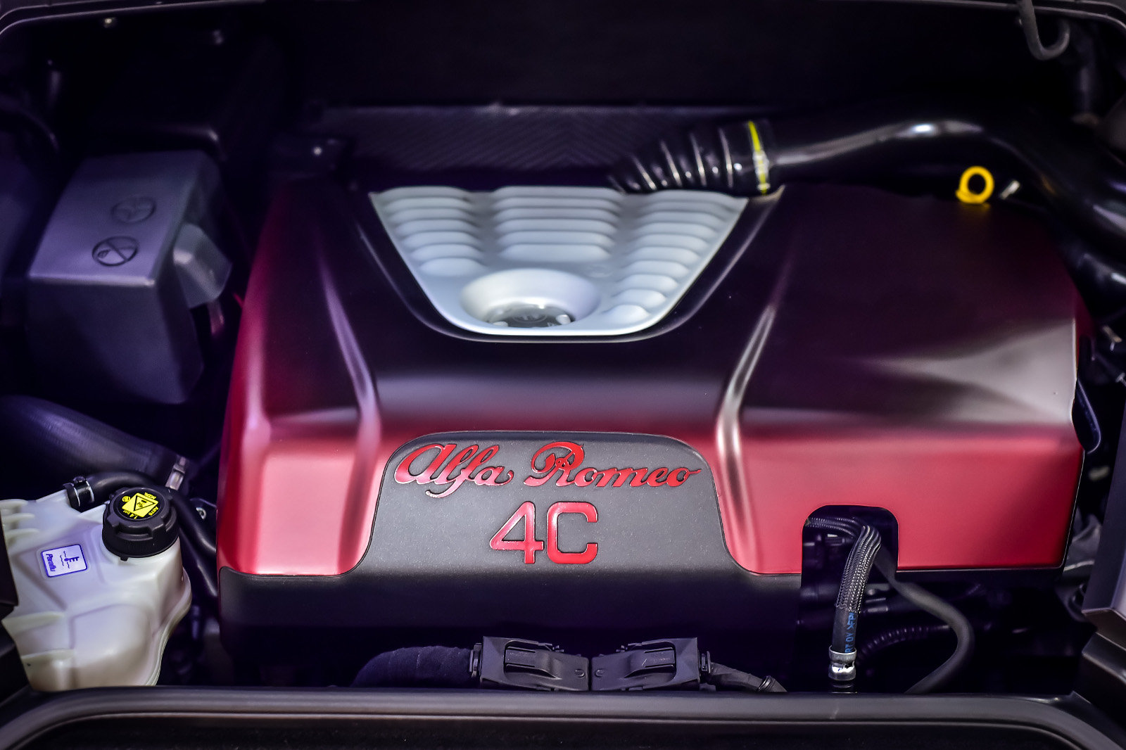Kryt motoru nabídne stejný odstín jako karoserie, Alfa Romeo 4C La Furiosa.